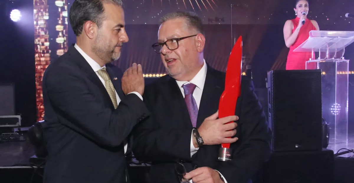 Julián Ventosa Tanús recibe el galardón de CMIC Puebla